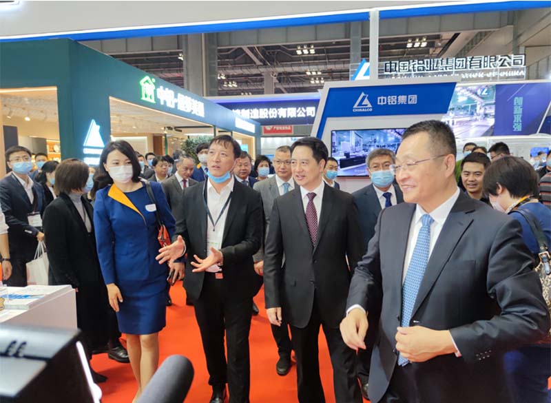 全国政协常委、中国有色金属工业协会党委书记葛红林等领导到公司展位参观指导
